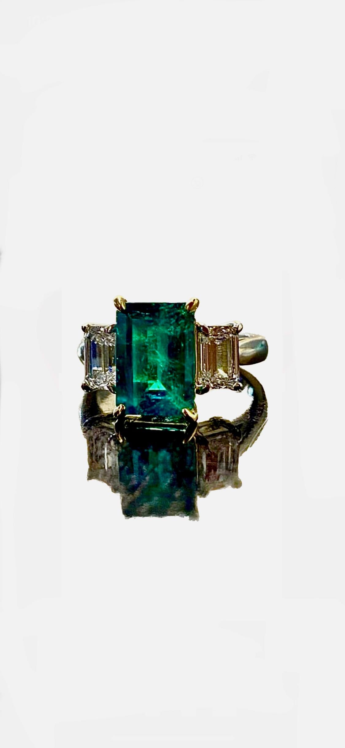 Verlobungsring aus Platin mit drei Steinen, GIA-Diamant im Smaragdschliff und kolumbianischem Smaragd (Art déco) im Angebot
