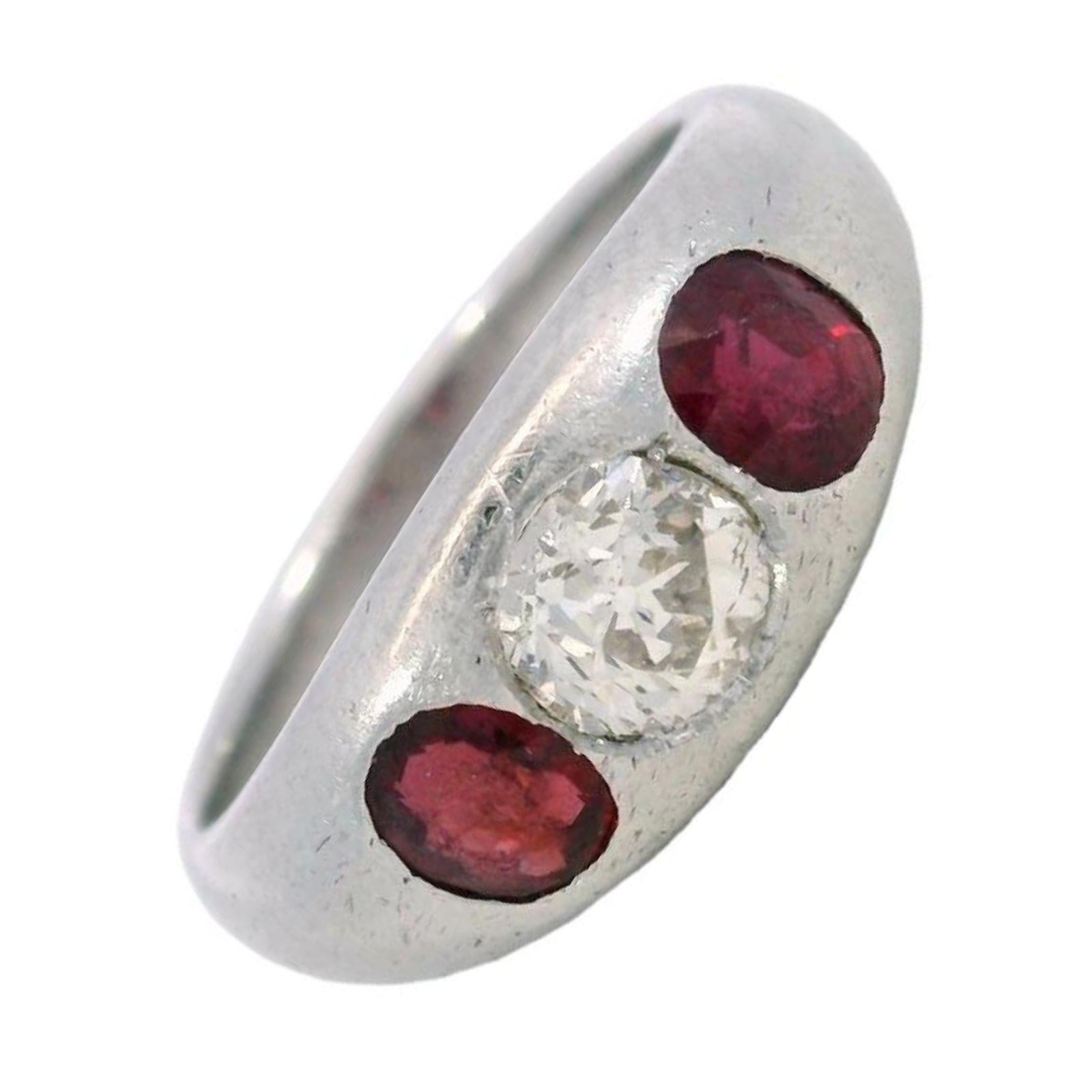 Taglio vecchia miniera Anello gitano in platino con tre pietre, rubini e diamanti al centro, in stile tardo-decò anni '50 in vendita