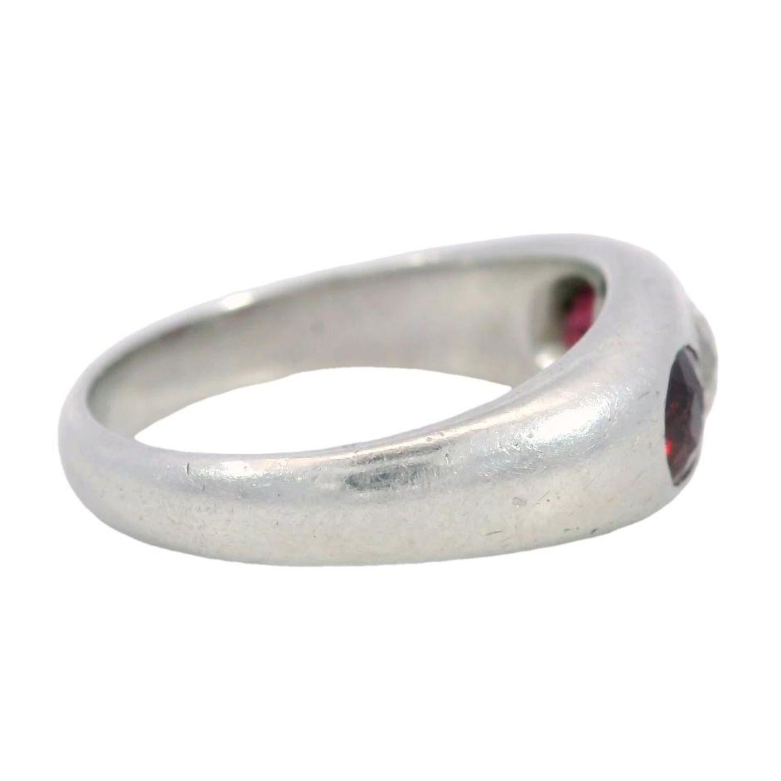Anello gitano in platino con tre pietre, rubini e diamanti al centro, in stile tardo-decò anni '50 in vendita 1