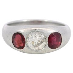Anello gitano in platino con tre pietre, rubini e diamanti al centro, in stile tardo-decò anni '50