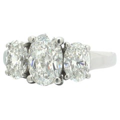Anello in platino con tre diamanti ovali, circa 3,50 ct