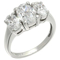 Anello in platino con tre diamanti ovali, circa 3,50 ct