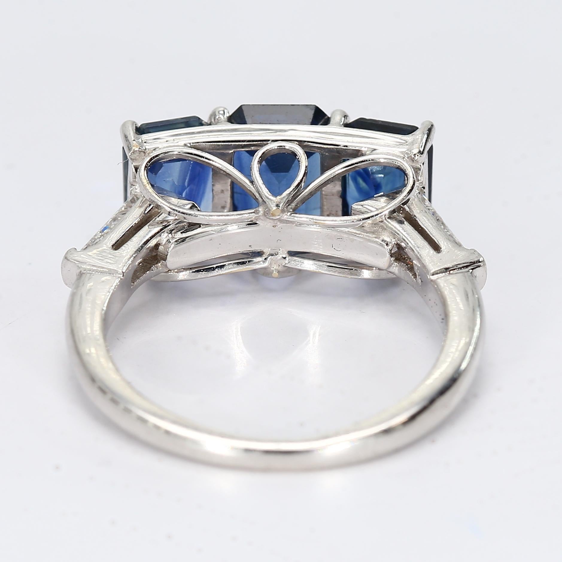 Taglio smeraldo Platinum Three Stone Ring with Blue Emerald Cut Sapphire & Diamonds - Size 5.75 in vendita