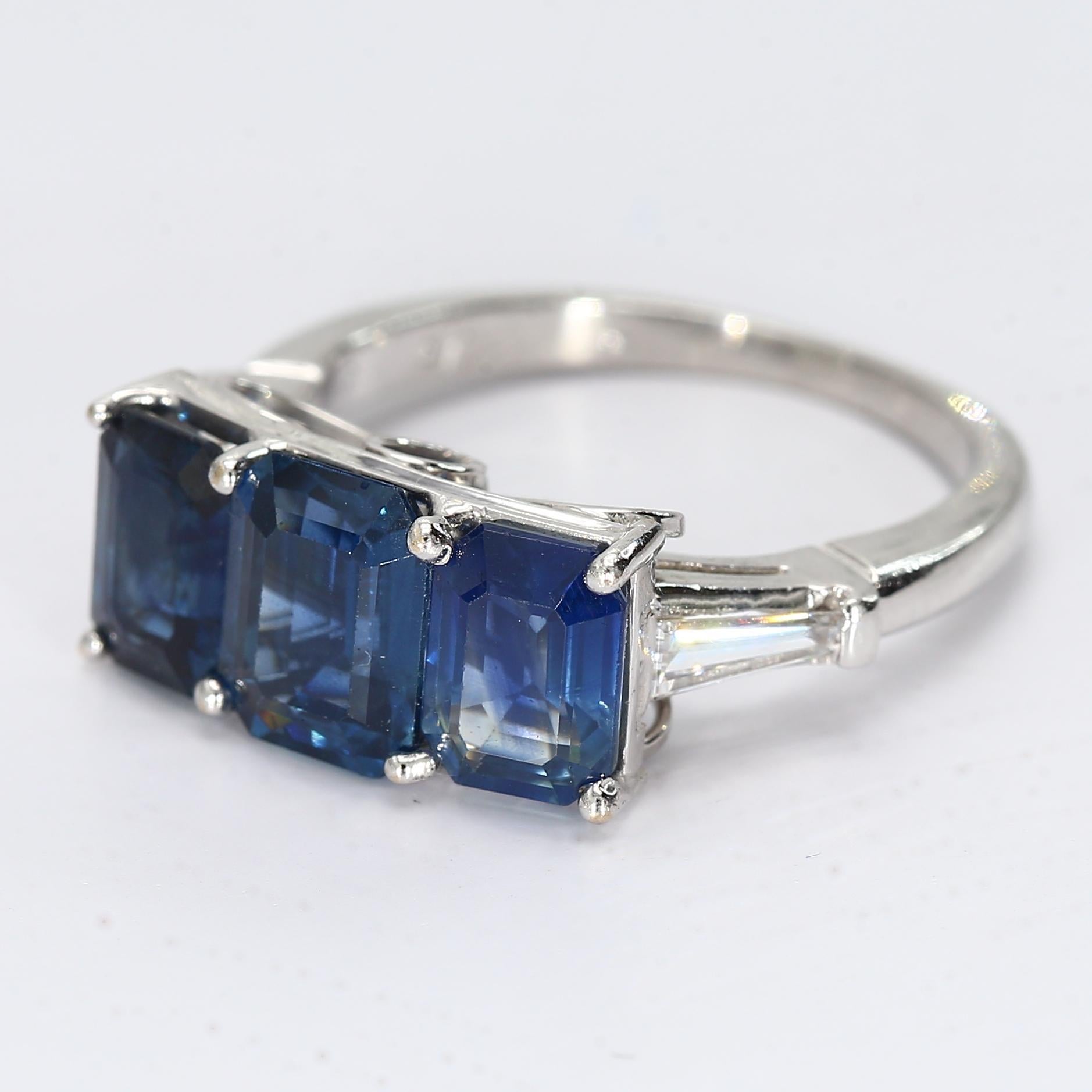 Platinum Three Stone Ring with Blue Emerald Cut Sapphire & Diamonds - Size 5.75 In condizioni buone in vendita a Scottsdale, AZ