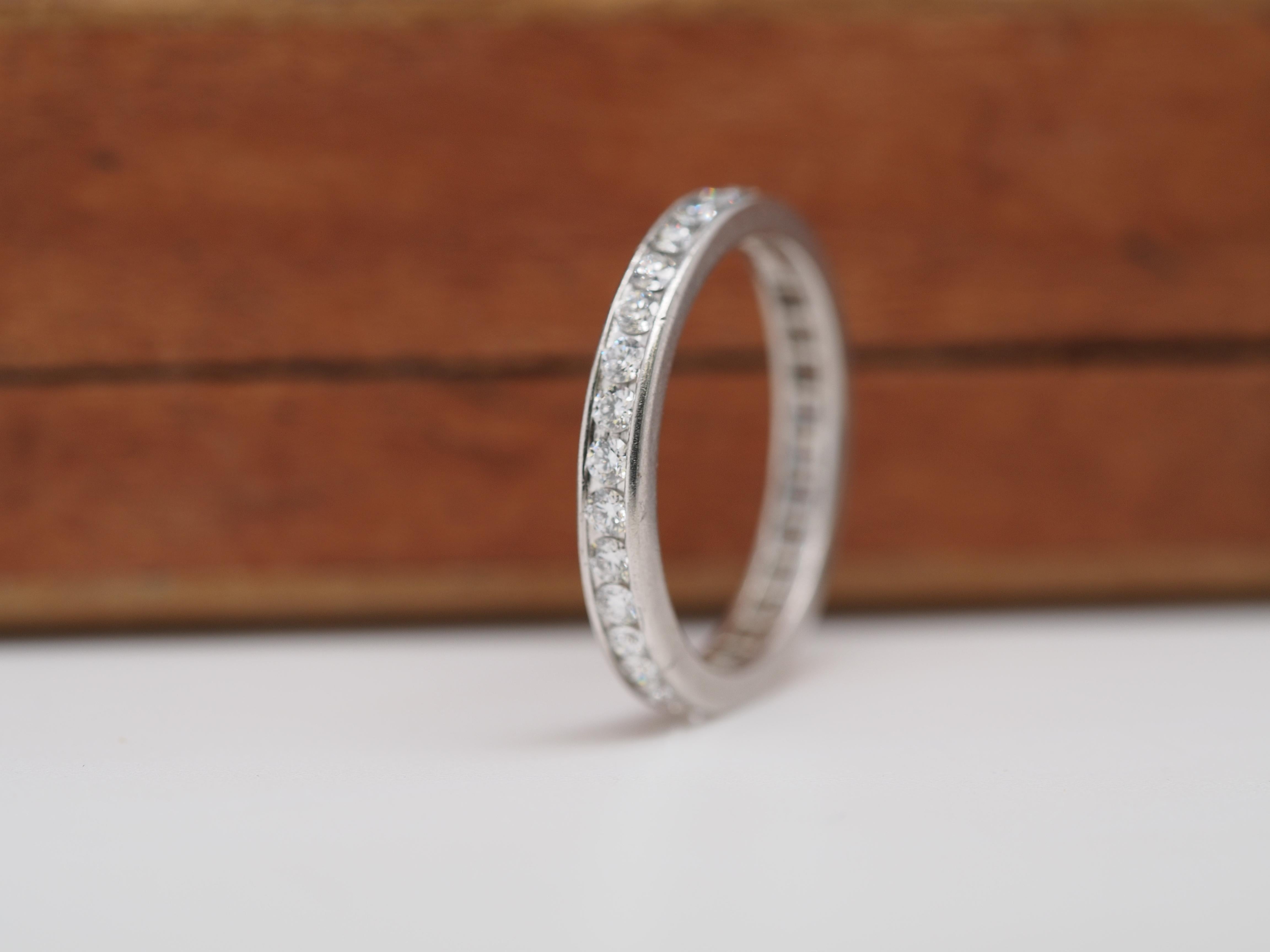 Eternity-Ring aus Platin mit Diamanten von Tiffany & Co im Zustand „Gut“ im Angebot in Atlanta, GA