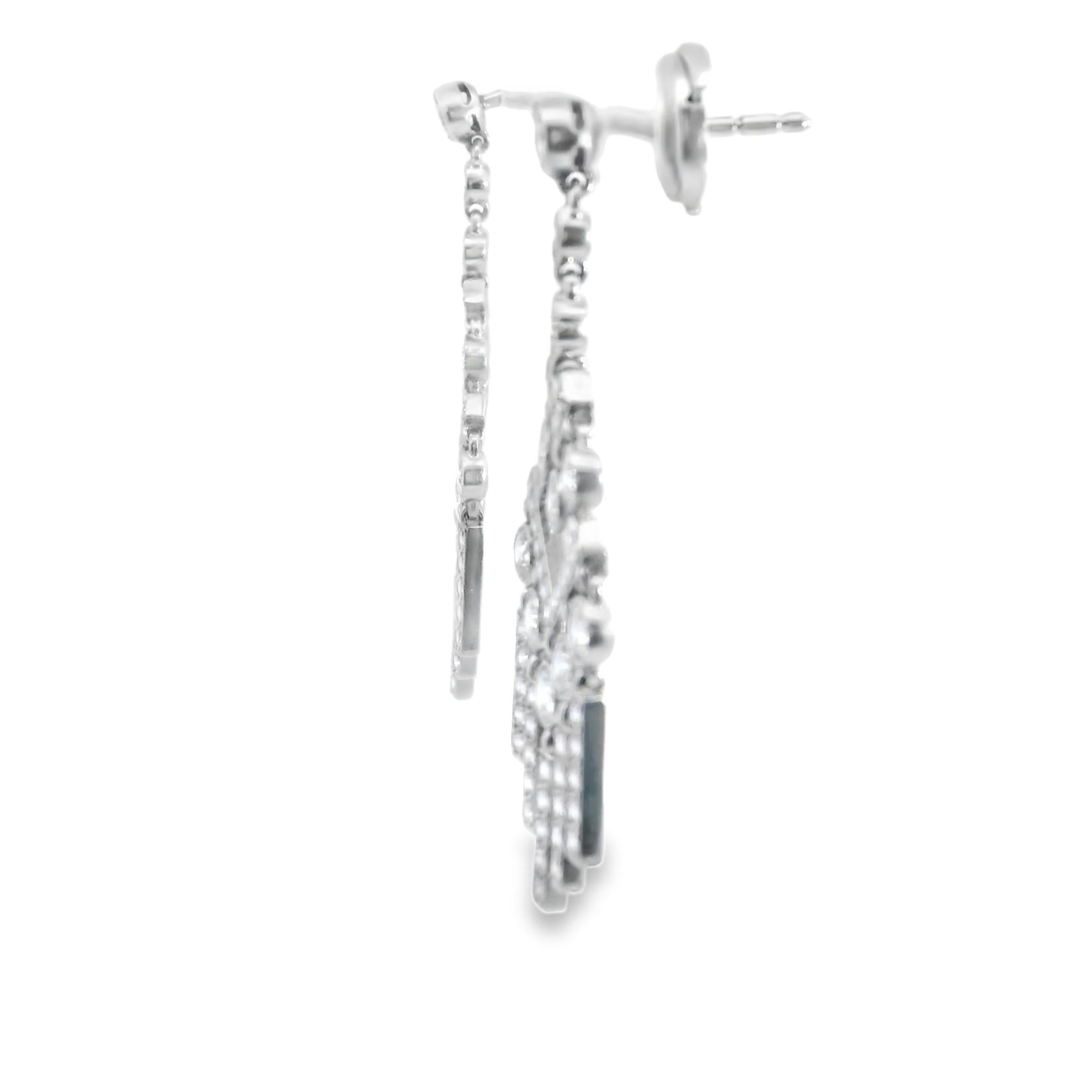 Une superbe paire de boucles d'oreilles Tiffany & Co. de 1990, réalisées en platine et ornées de diamants blancs. Ces boucles d'oreilles présentent un motif géométrique complexe avec des barres serties de diamants en cascade, créant un effet de