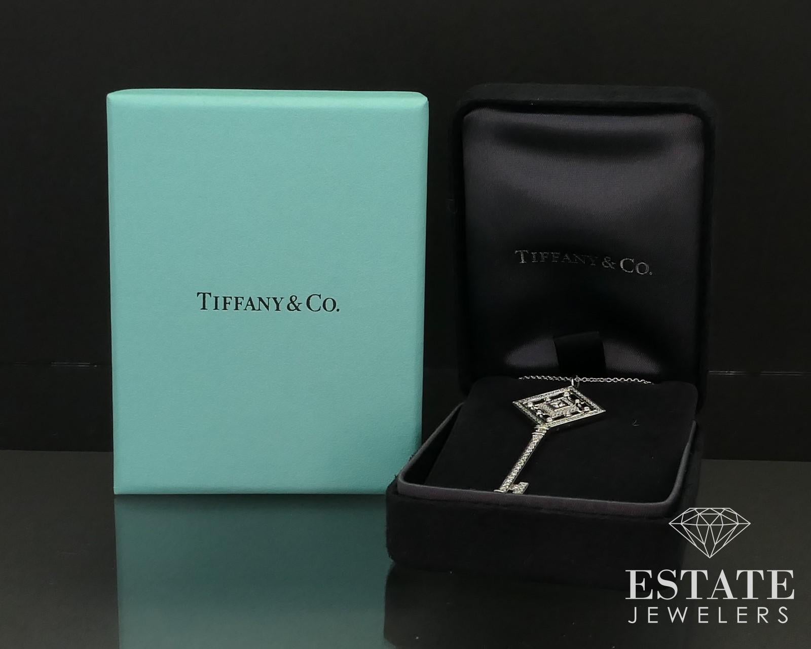 Collier étincelant de Tiffany & Co. avec un grand pendentif en forme de clé de la ligne Grace. Environ 0,59ctw de diamants de pureté VS et de couleur G. Chaîne tiffany de 18