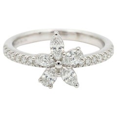 Platine Tiffany & Co. Bague Victoria mettant en valeur une grappe de diamants de taille mixte
