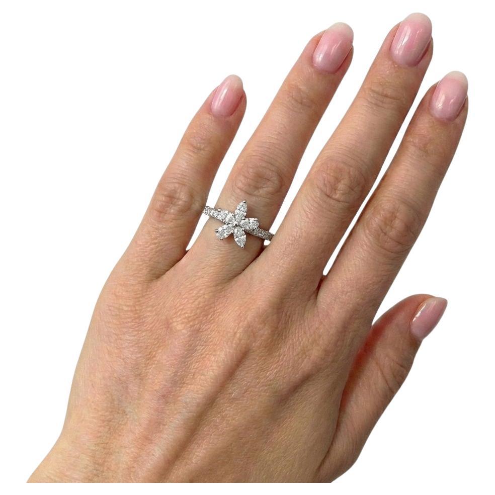 Tiffany 
Co. aus Platin. Victoria Ring mit Diamantcluster im Mischschliff im Angebot