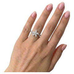 Platine Tiffany 
Co. Bague Victoria mettant en valeur une grappe de diamants de taille mixte