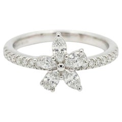 Platine Tiffany & Co. Bague Victoria mettant en valeur une grappe de diamants de taille mixte