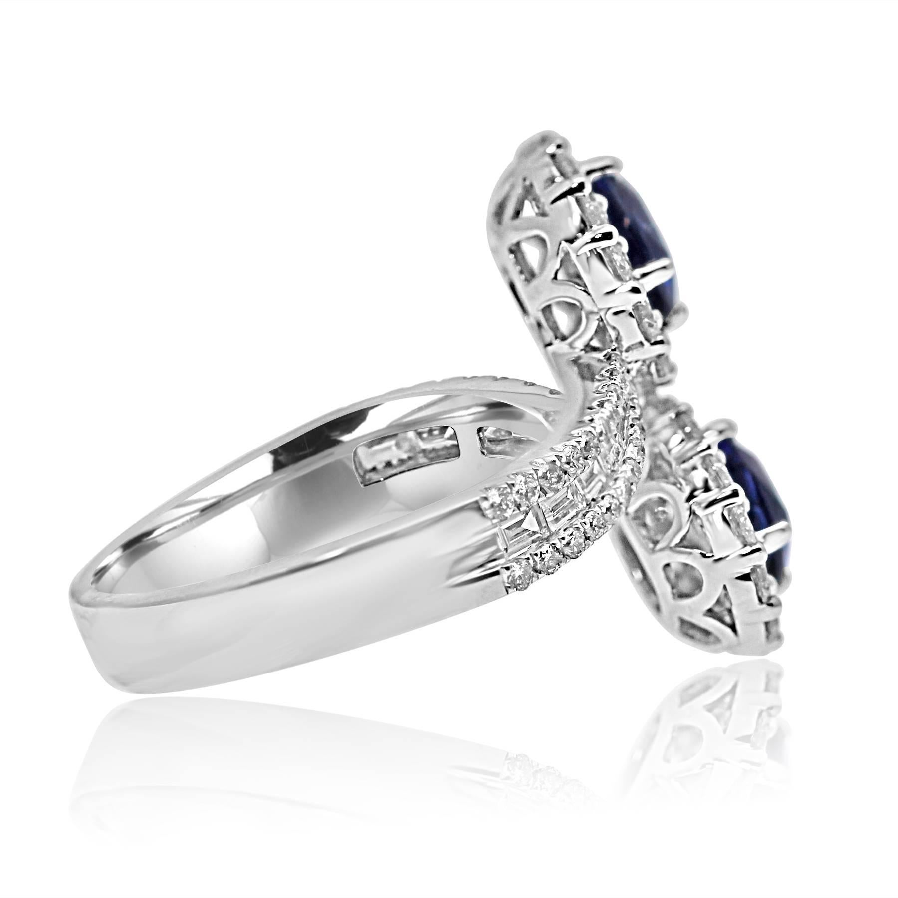 Contemporary Platinum Toi-et-Moi Ring Set with Diamonds and Blue Sapphires Gemstones For Sale