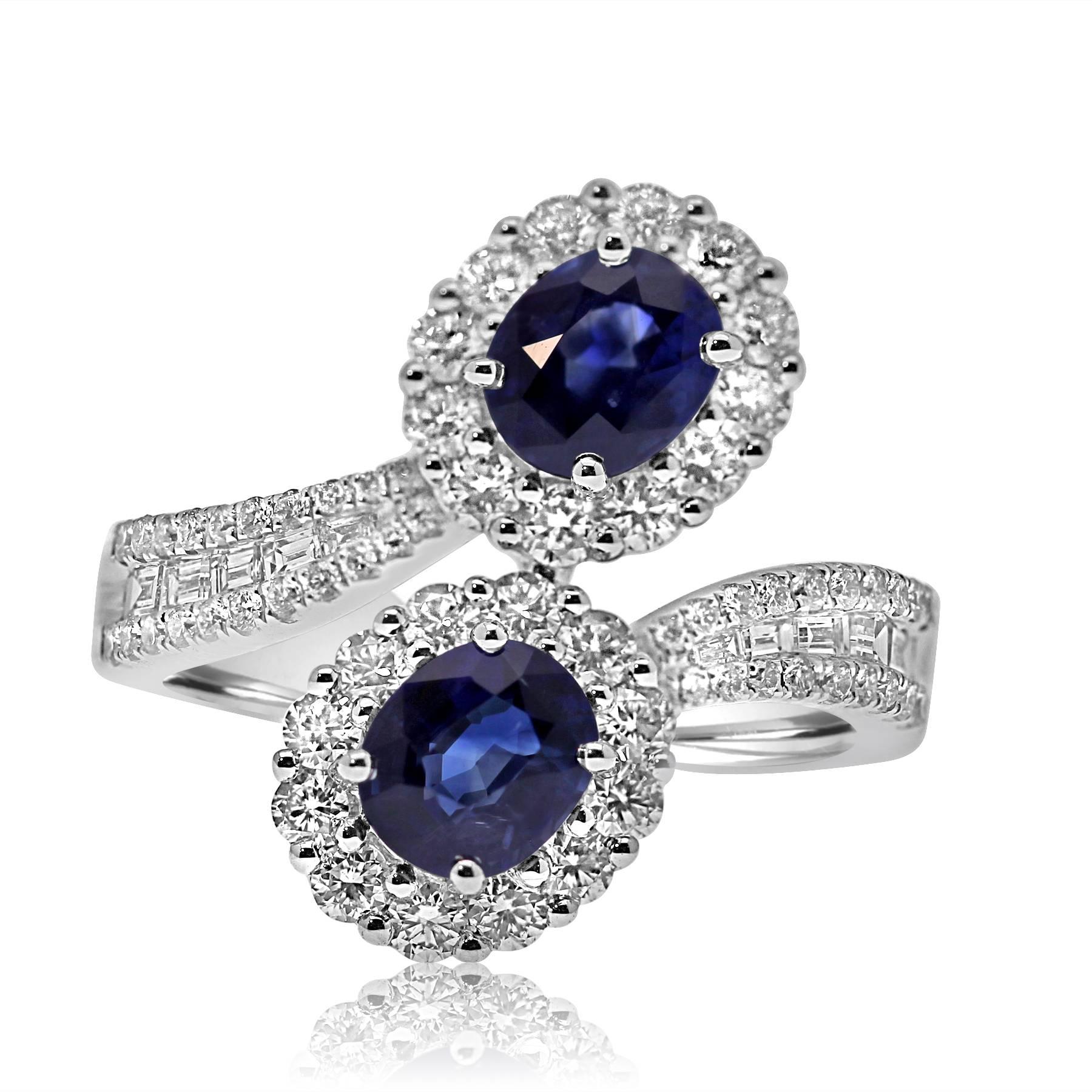 Platinum Toi-et-Moi Ring Set with Diamonds and Blue Sapphires Gemstones In New Condition For Sale In Antwerpen, BE
