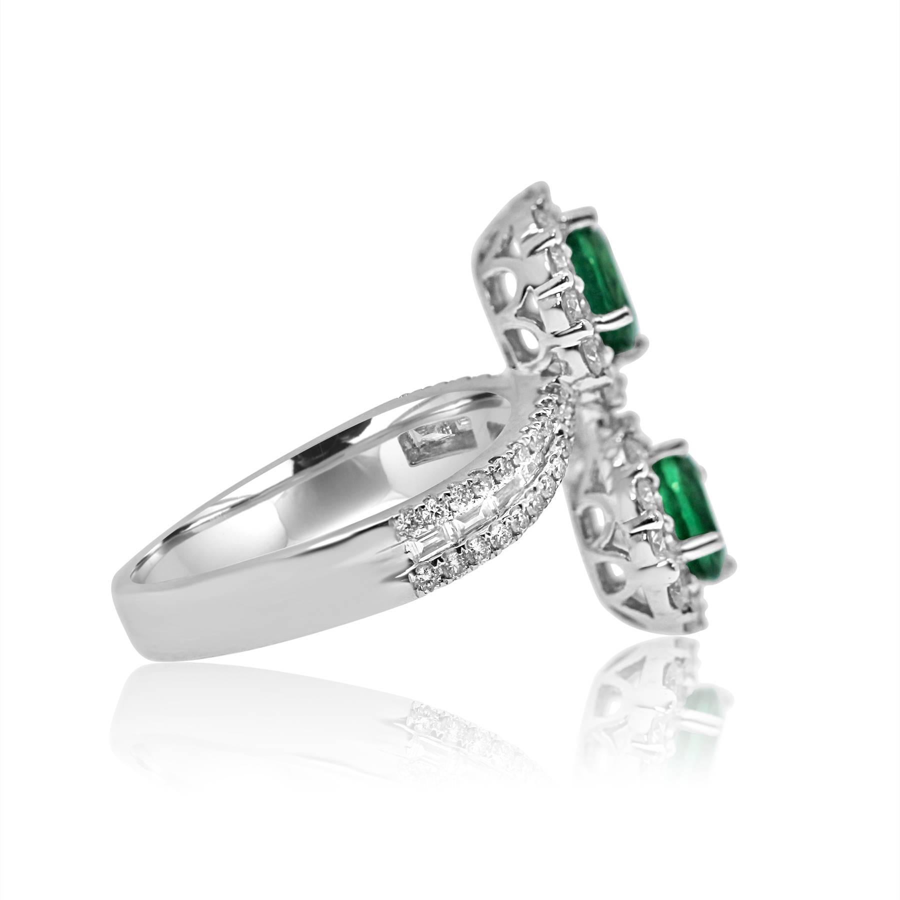 Contemporary Platinum Toi-et-Moi Ring Set with Diamonds and Emerald gemstones For Sale