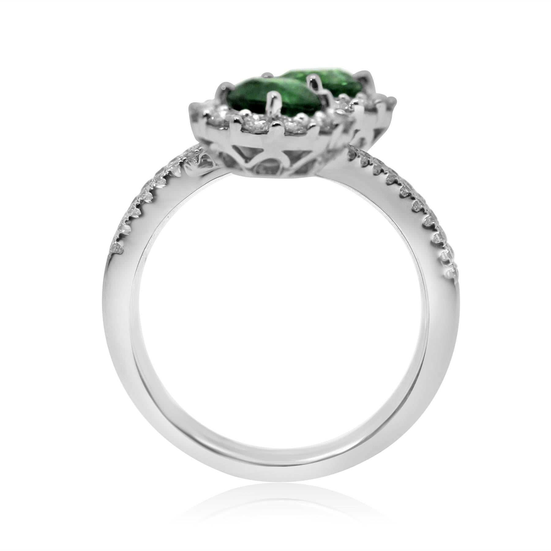 Round Cut Platinum Toi-et-Moi Ring Set with Diamonds and Emerald gemstones For Sale