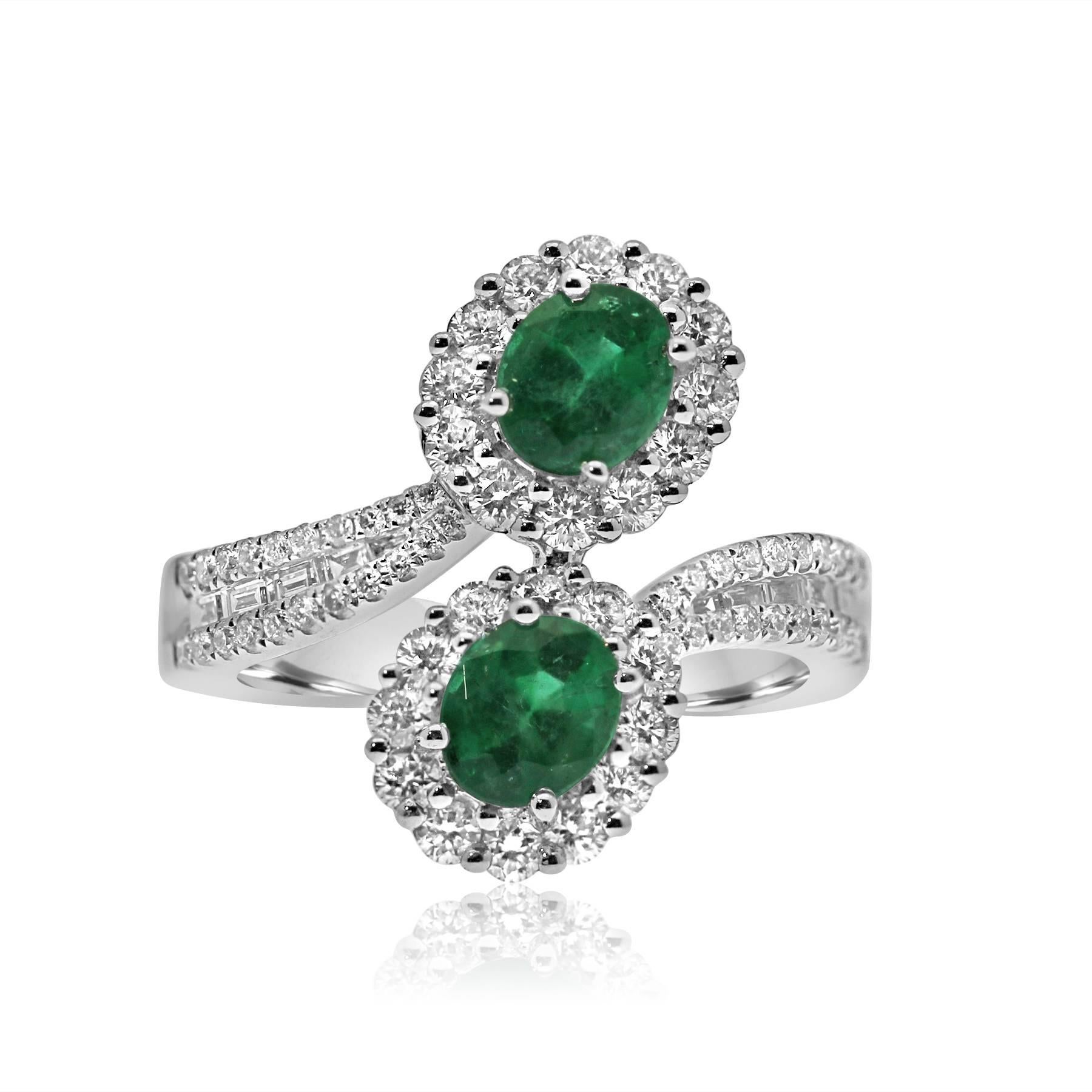 Platinum Toi-et-Moi Ring Set with Diamonds and Emerald gemstones In New Condition For Sale In Antwerpen, BE
