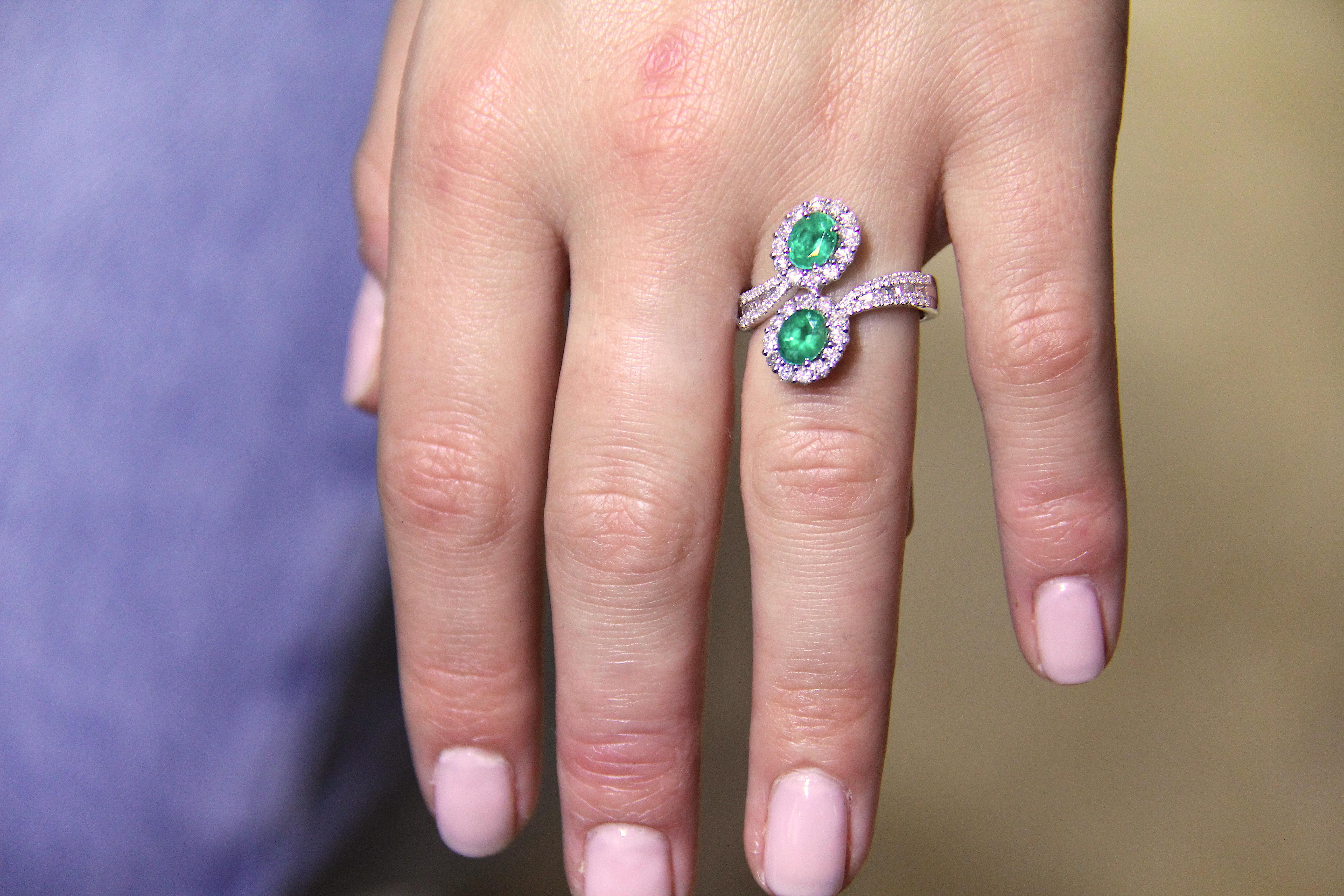 Women's Platinum Toi-et-Moi Ring Set with Diamonds and Emerald gemstones For Sale