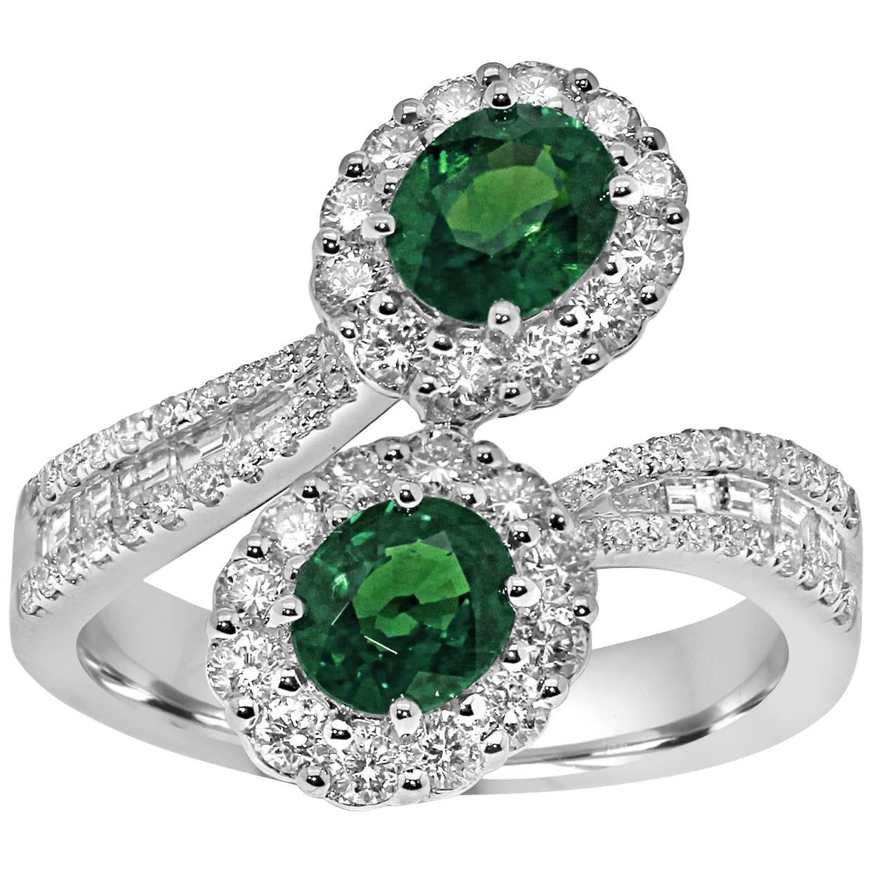 Platinum Toi-et-Moi Ring Set with Diamonds and Emerald gemstones For Sale