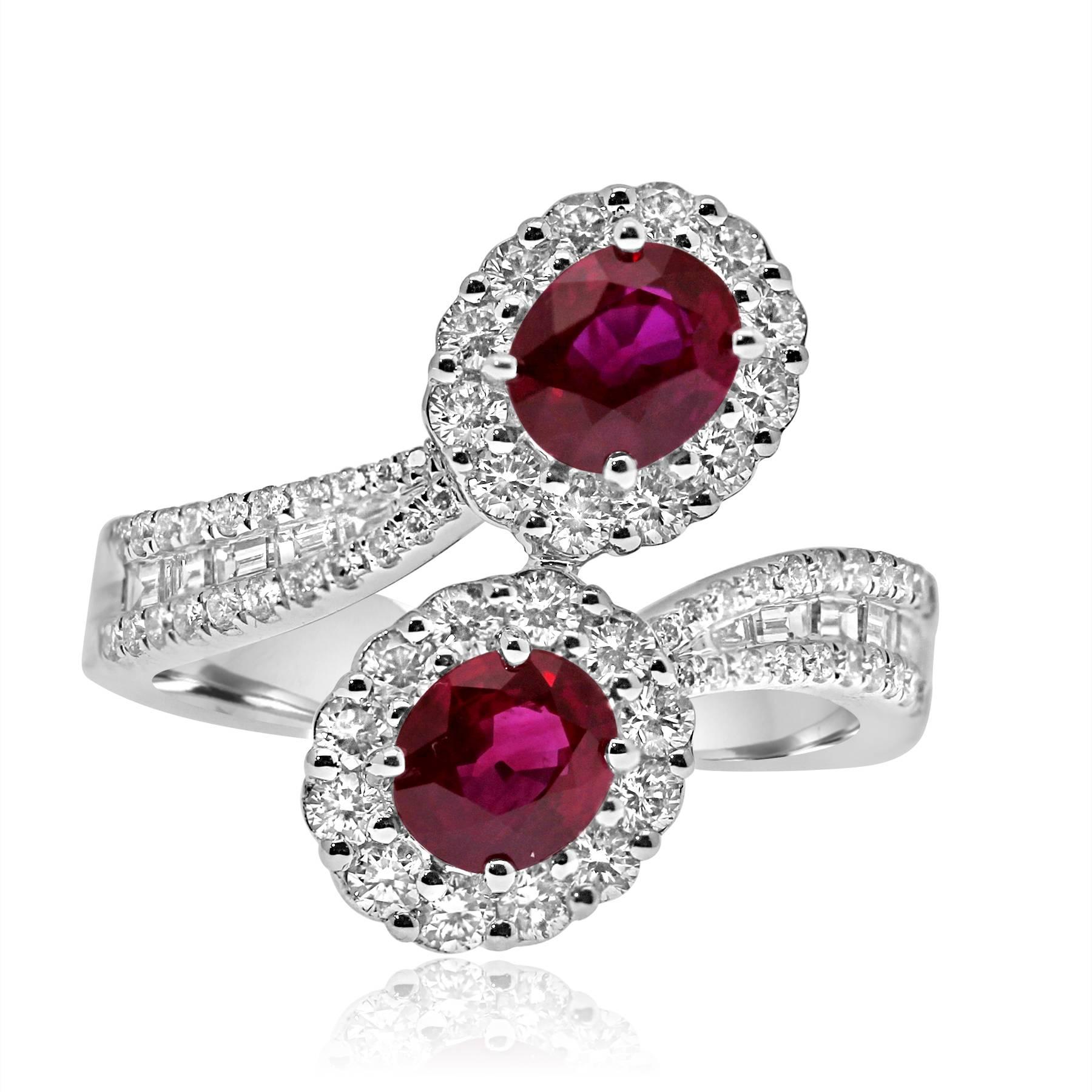 Platinum Toi-et-Moi Ring Set with Diamonds and Ruby Gemstones In New Condition For Sale In Antwerpen, BE