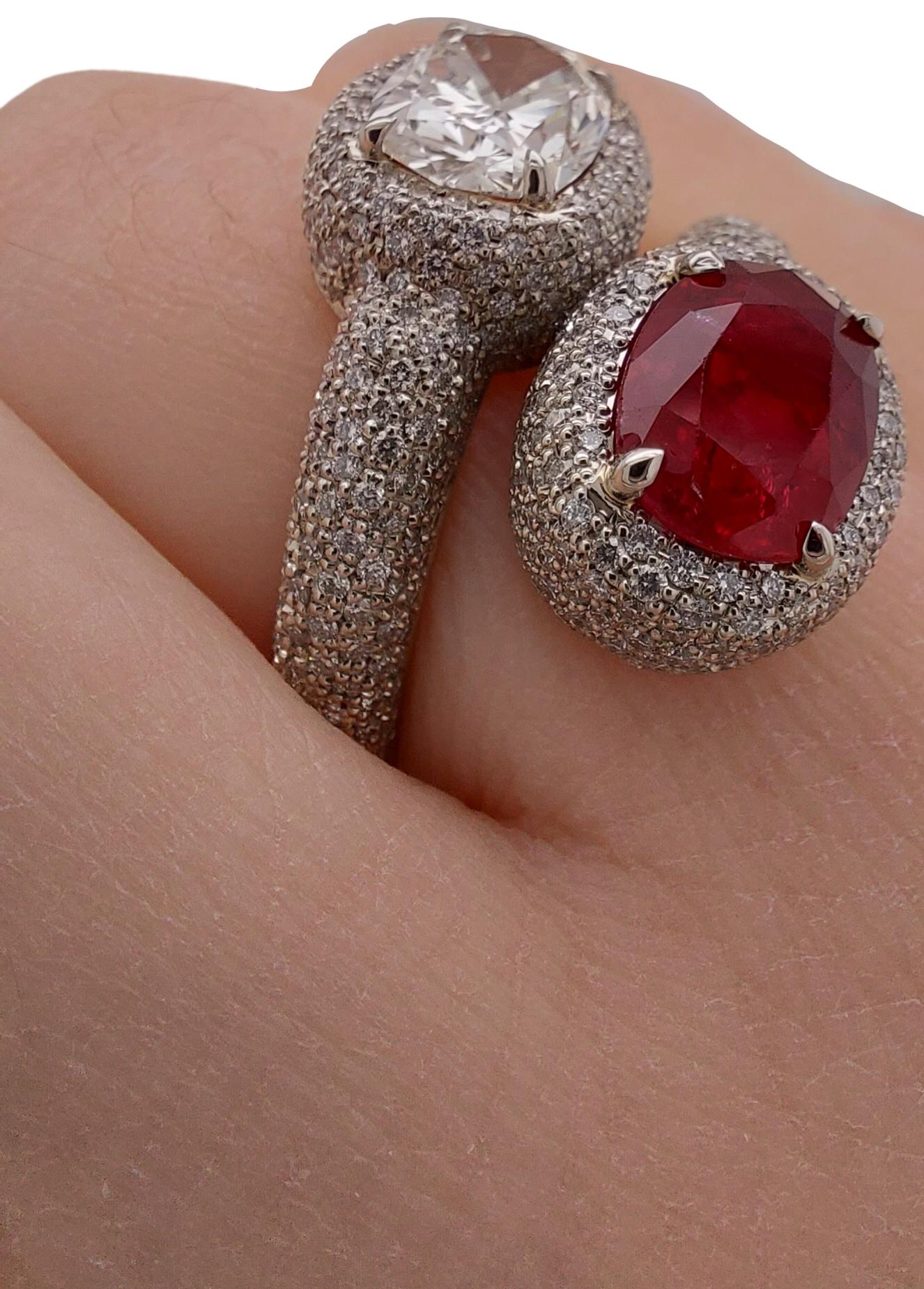 Platinum Toi & Moi Ring with 2.4 Ct Ruby and 1.55ct Diamond In New Condition For Sale In Antwerp, BE