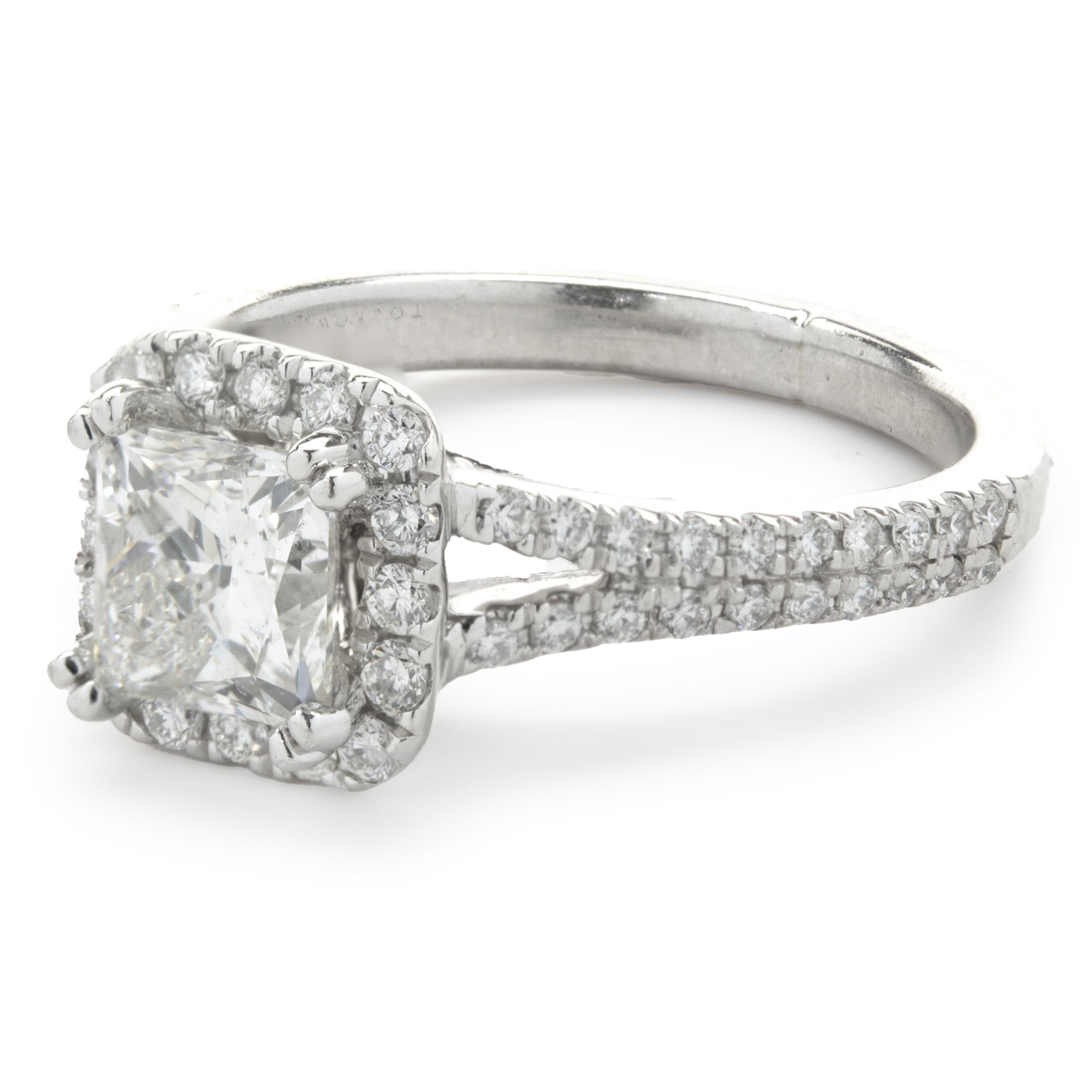 Designer: Tolkowsky
Material: Platin
Diamant: 1 Prinzess-Schliff = 1,02ct
Farbe: H
Klarheit: SI2
GSI: 62398800110
Diamant: 50 runder Brillantschliff = 0,30cttw
Farbe: G
Klarheit: SI1-2
Ringgröße: 5.5 (bitte erlauben Sie bis zu 2 zusätzliche