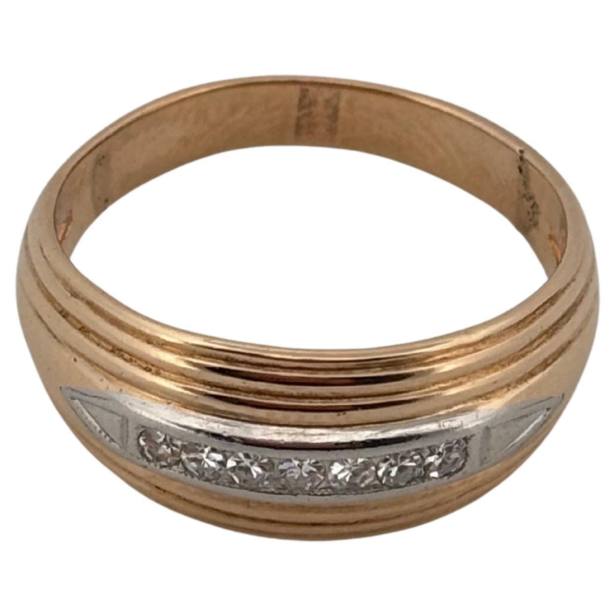 Questo elegante anello, realizzato negli anni '90, sfoggia un raffinato design bicolore che rimane ancora oggi intramontabile. Realizzato in oro giallo 14 carati, il bracciale è caratterizzato da un dettaglio morbido e increspato che scorre
