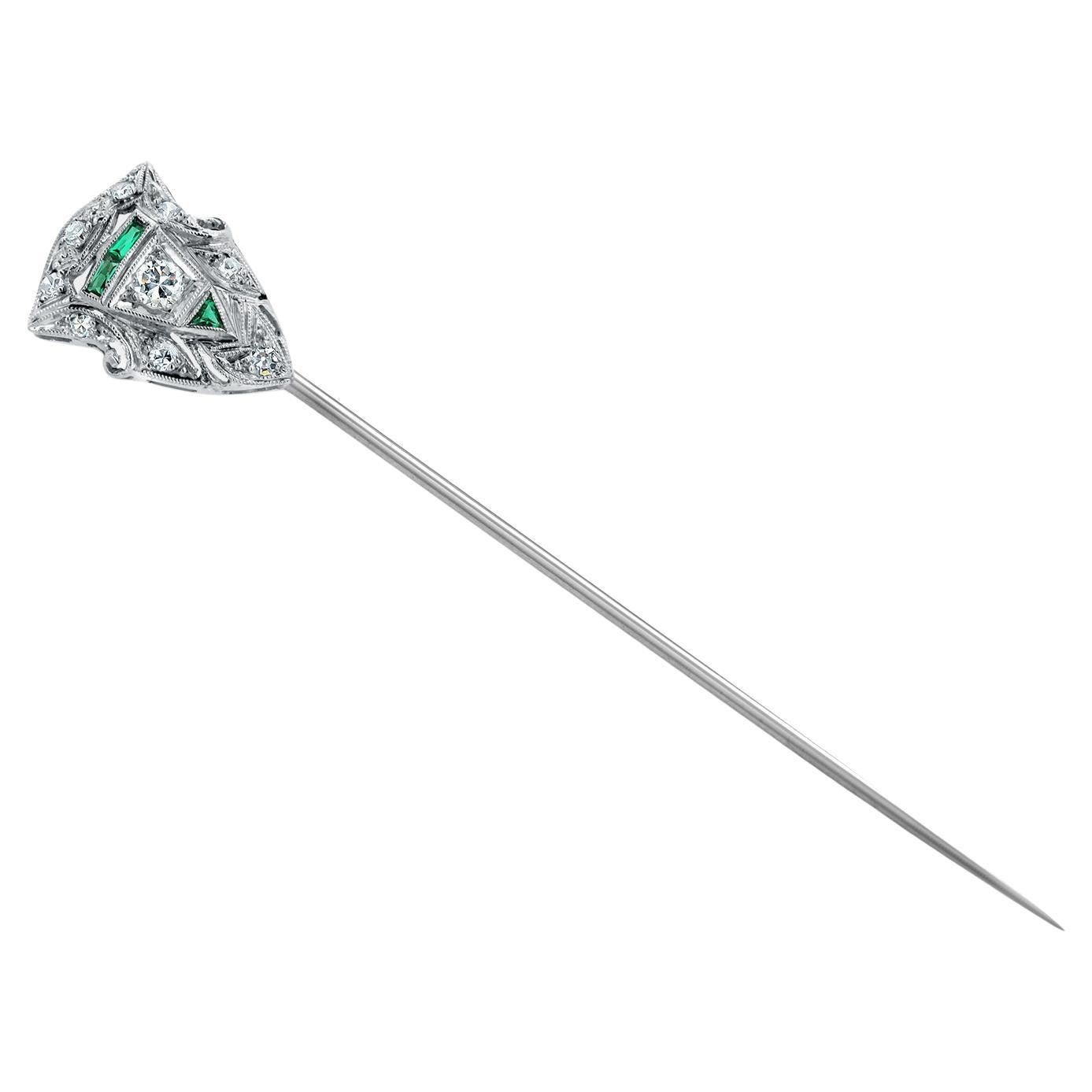 Spilla Art Deco con diamante smeraldo ricoperto di platino Eleganza vintage fascino senza tempo