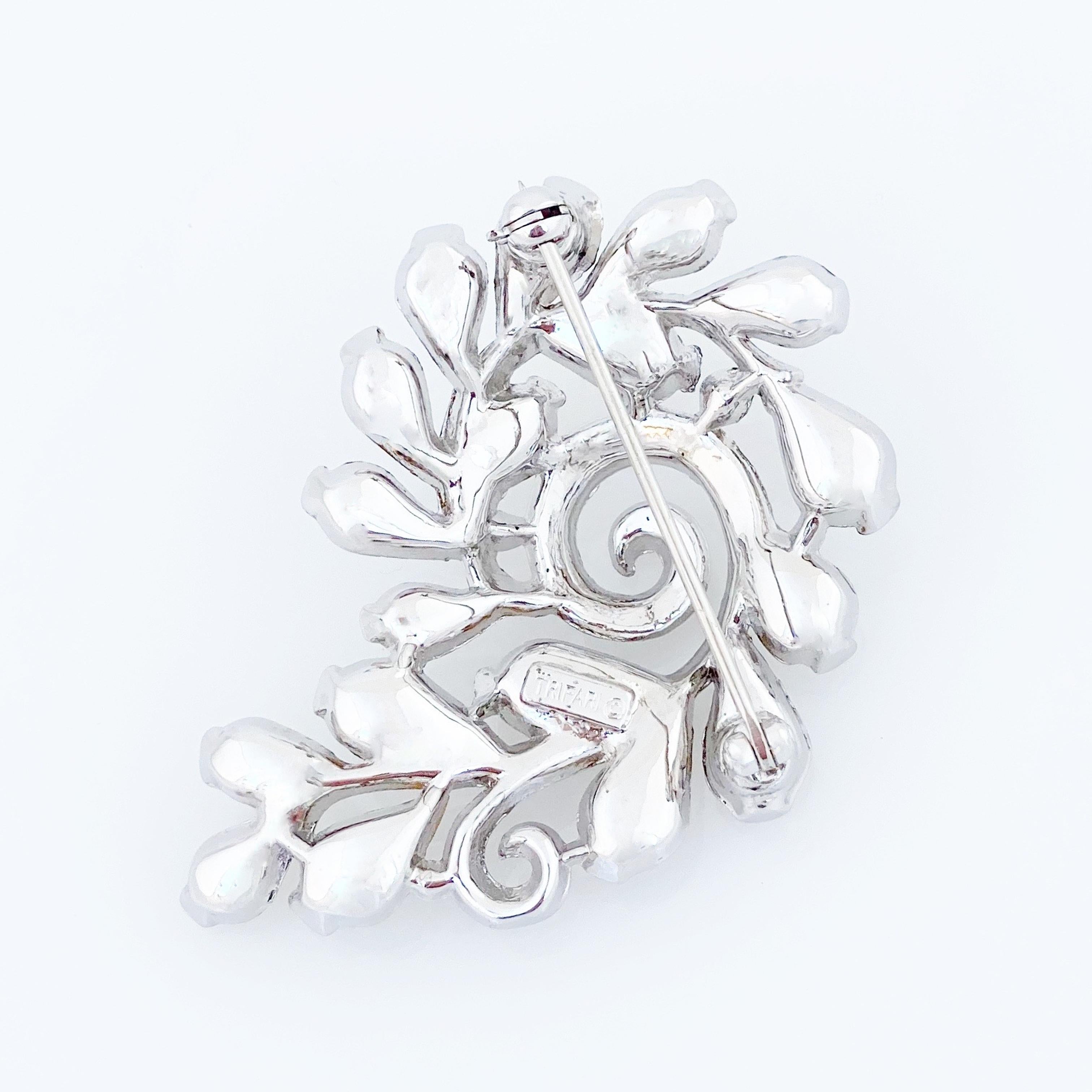 Platinum Trifarium Swirl Brooch With Teardrop Crystals By Crown Trifari, 1950s In Good Condition For Sale In McKinney, TX