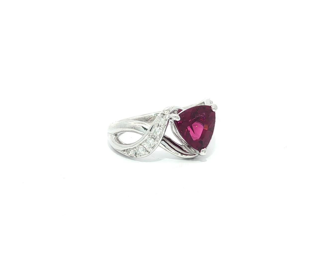 Platin Trillion Cut 2,26ctw Feurige Magenta Turmalin & Diamant Cocktail Ring im Angebot 7