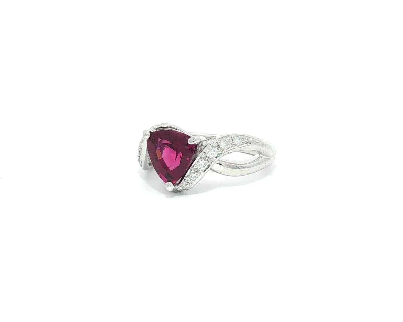 Platin Trillion Cut 2,26ctw Feurige Magenta Turmalin & Diamant Cocktail Ring im Angebot 8