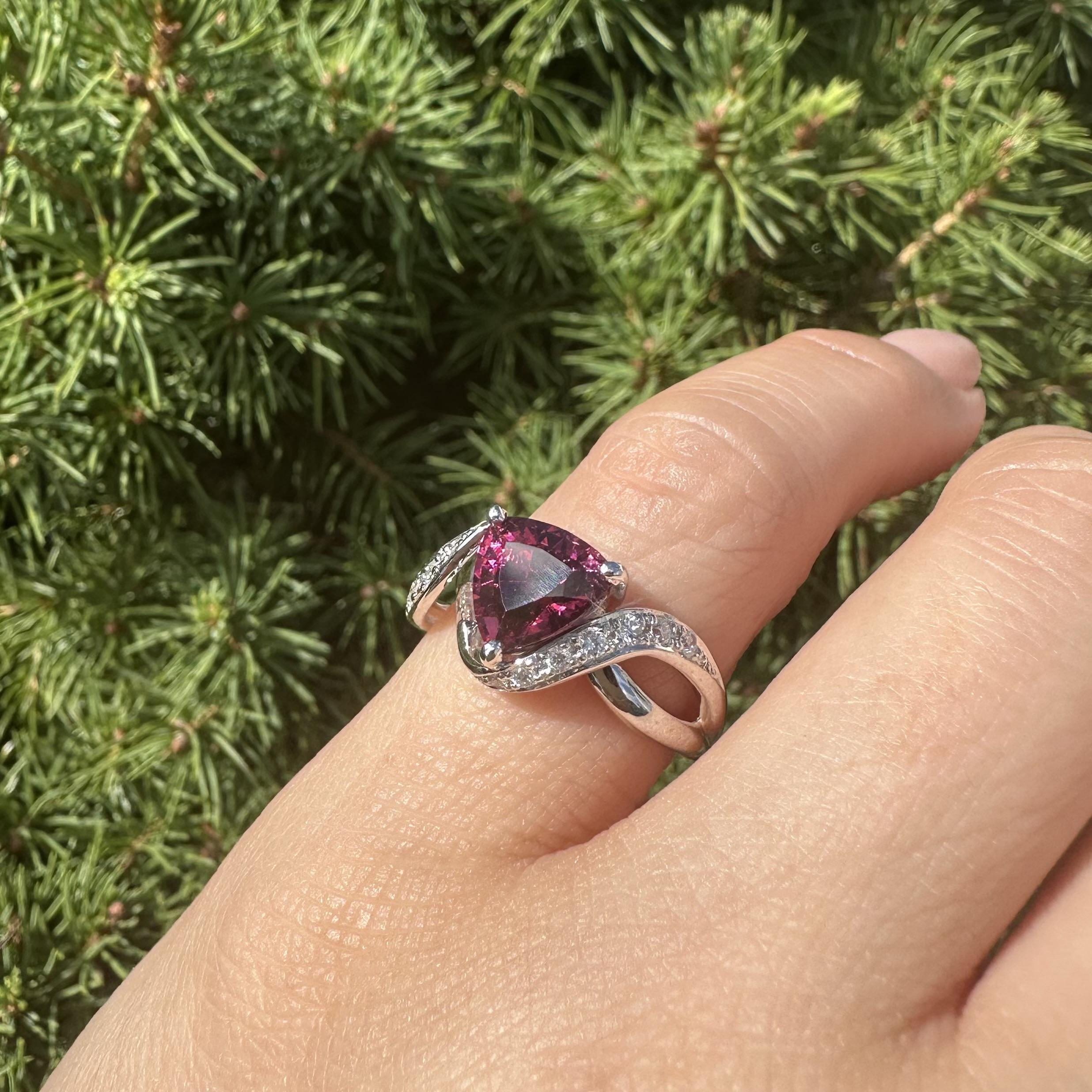 Platin Trillion Cut 2,26ctw Feurige Magenta Turmalin & Diamant Cocktail Ring (Trillionschliff) im Angebot