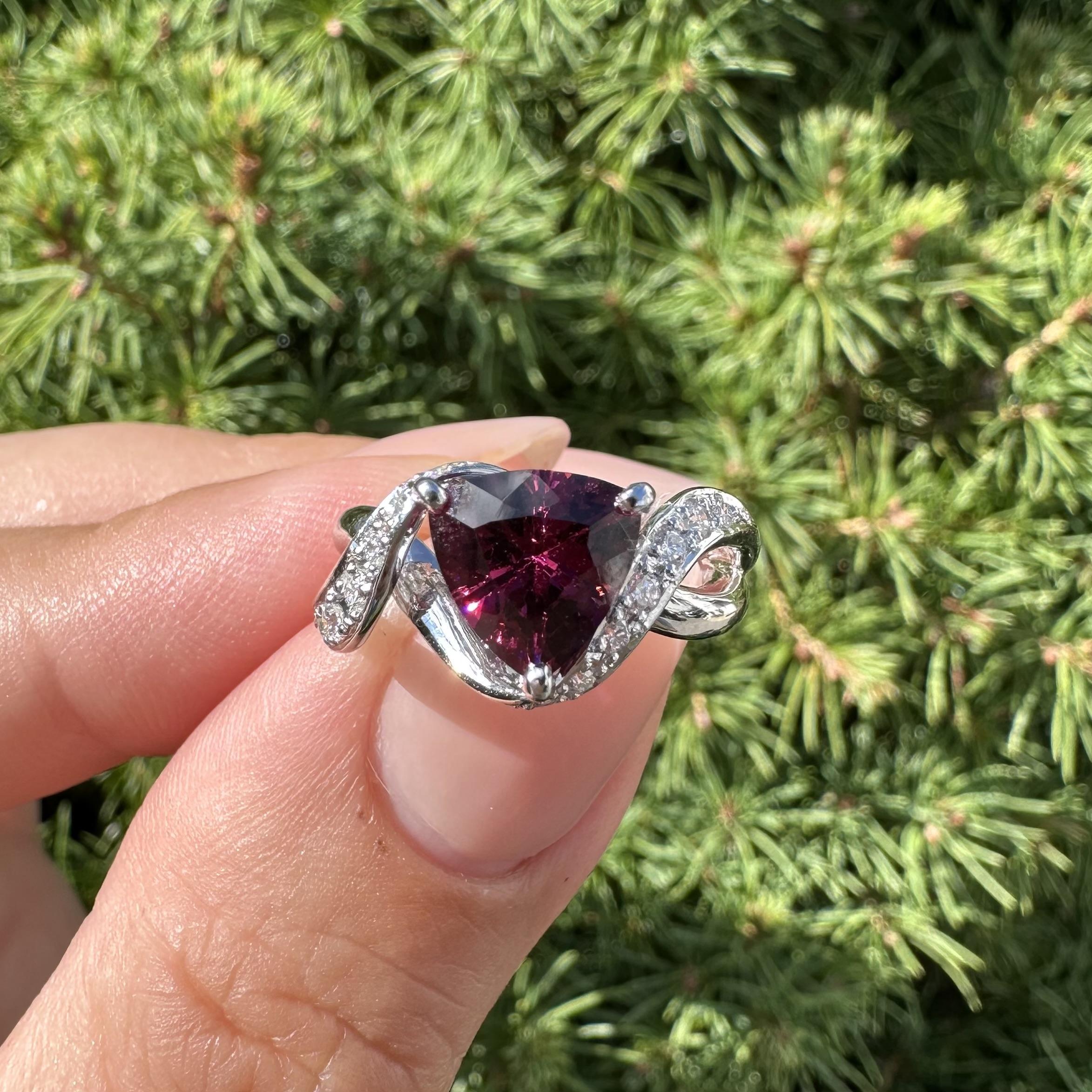 Platin Trillion Cut 2,26ctw Feurige Magenta Turmalin & Diamant Cocktail Ring im Zustand „Gut“ im Angebot in Montclair, NJ