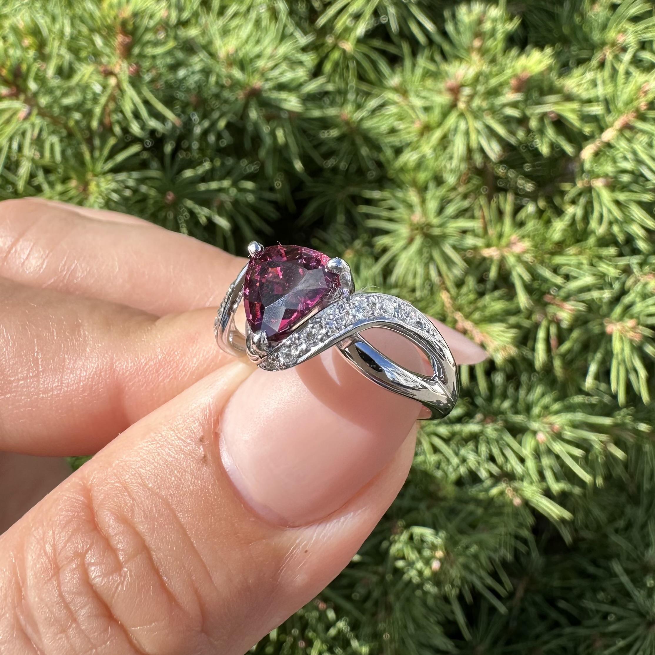 Platin Trillion Cut 2,26ctw Feurige Magenta Turmalin & Diamant Cocktail Ring Damen im Angebot