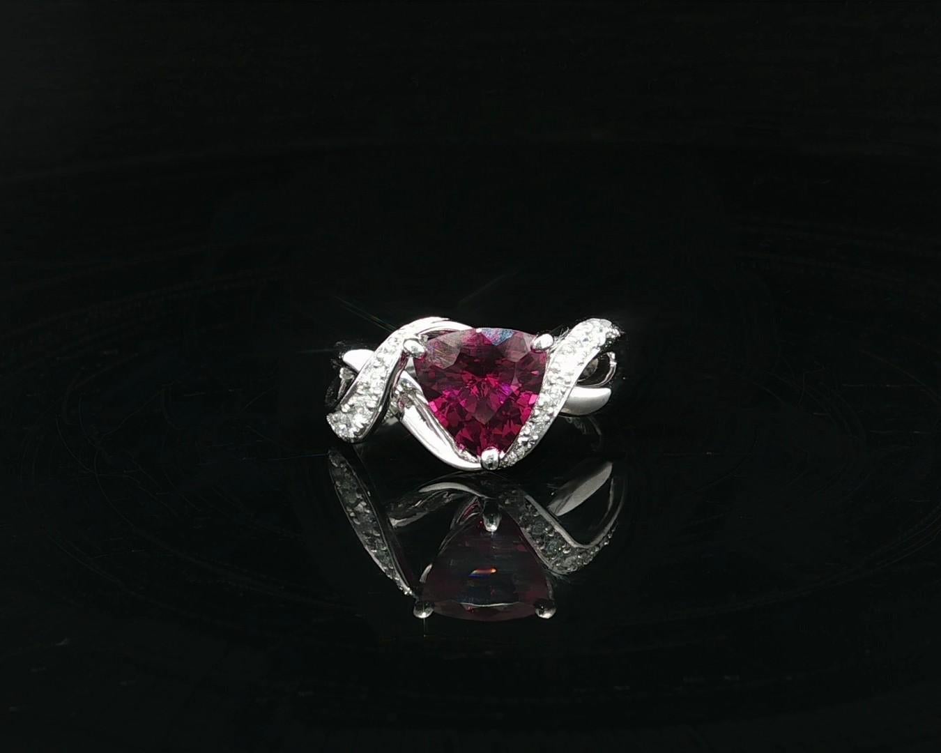 Platin Trillion Cut 2,26ctw Feurige Magenta Turmalin & Diamant Cocktail Ring im Angebot 1
