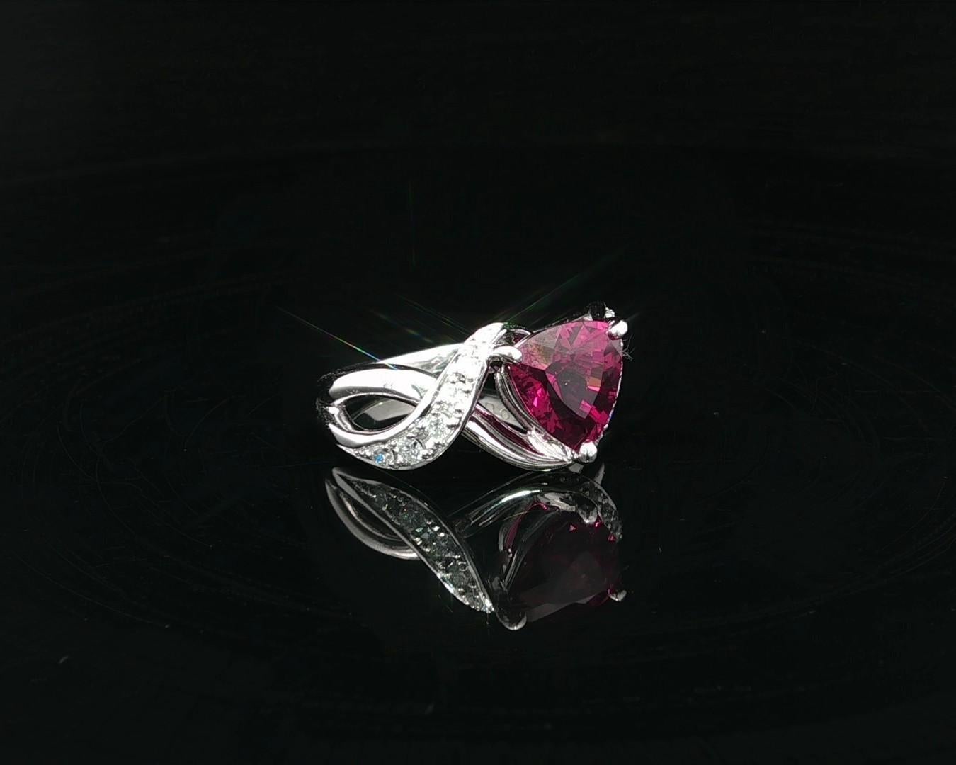 Platin Trillion Cut 2,26ctw Feurige Magenta Turmalin & Diamant Cocktail Ring im Angebot 2