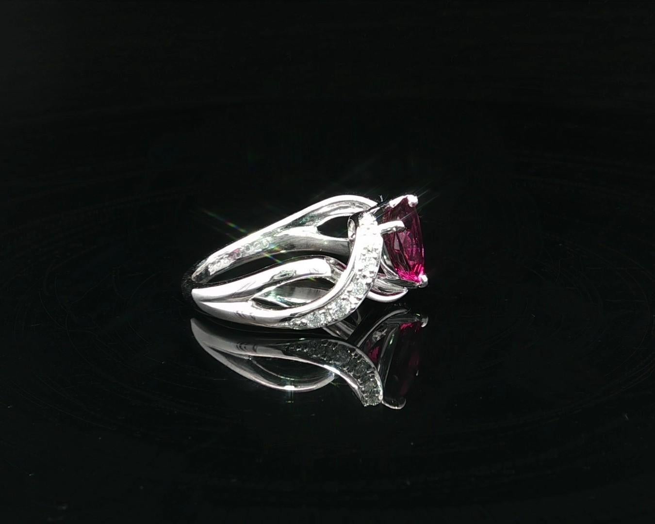 Platin Trillion Cut 2,26ctw Feurige Magenta Turmalin & Diamant Cocktail Ring im Angebot 3