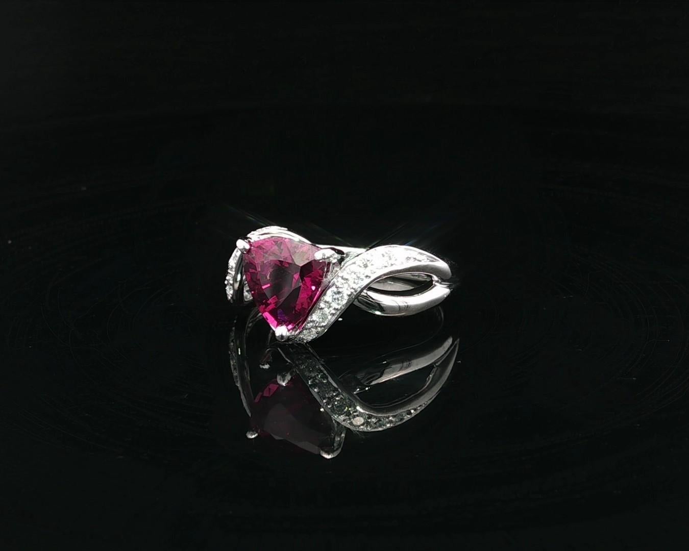 Platin Trillion Cut 2,26ctw Feurige Magenta Turmalin & Diamant Cocktail Ring im Angebot 4