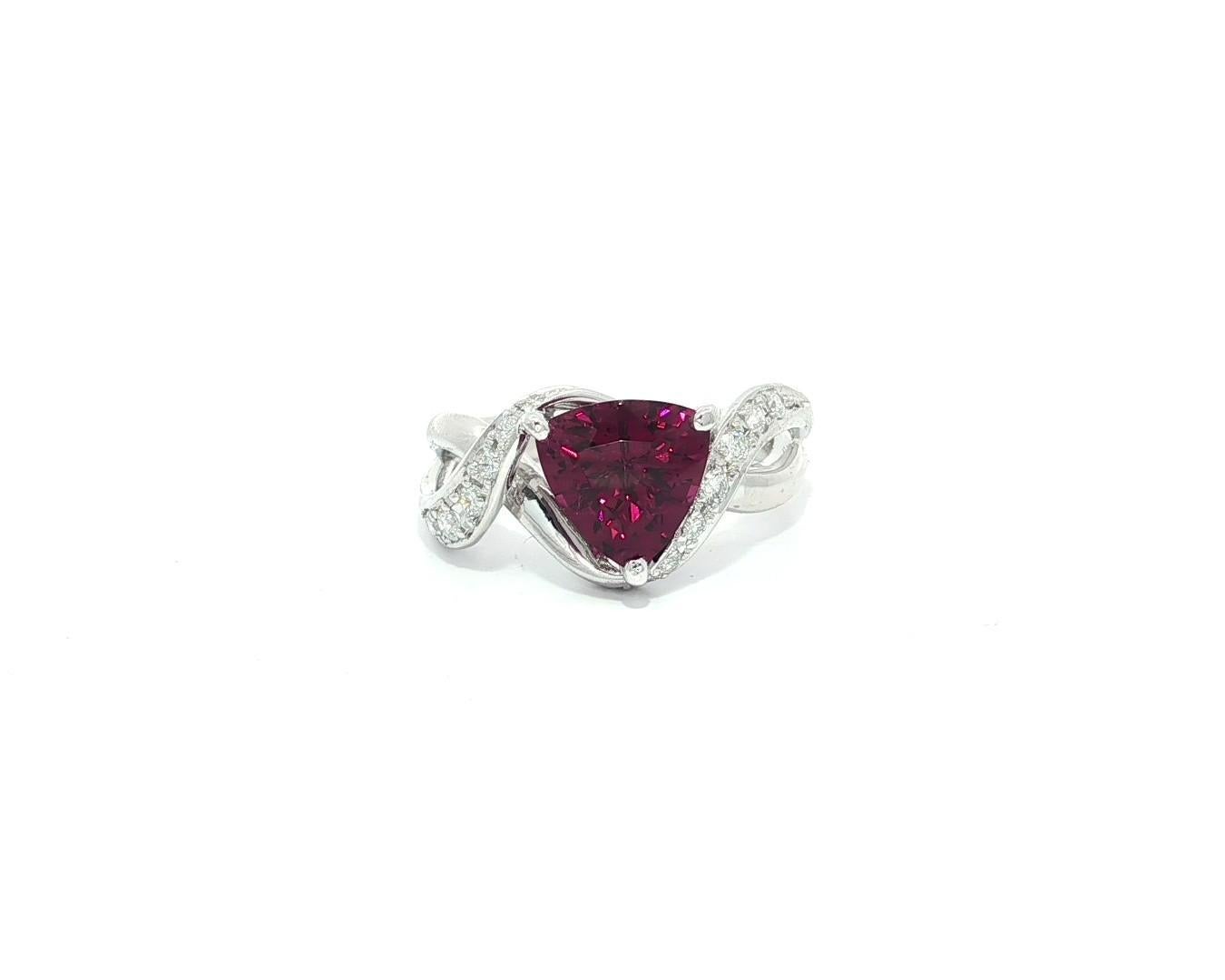 Platin Trillion Cut 2,26ctw Feurige Magenta Turmalin 
Diamant Cocktail Ring im Angebot