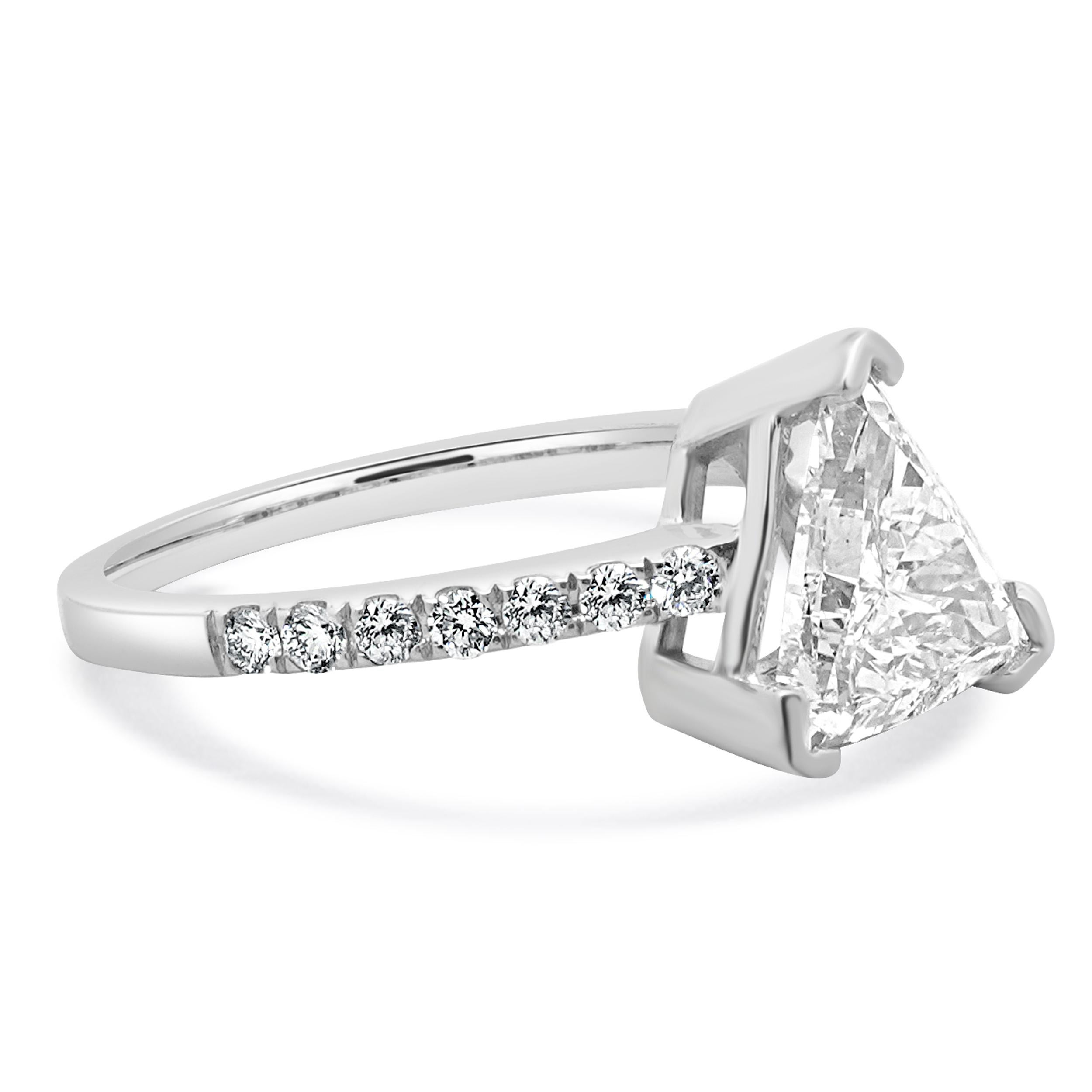 Materiale: Platino
Diamanti: 1 taglio trilione = 1,68ct
Colore: F
Chiarezza: SI1
GIA: 5231402596
Diamante: 14 tagli rotondi a brillante = 0,42cttw
Colore: G
Chiarezza: VS1-2
Dimensioni: la parte superiore dell'anello misura 10.5 mm di