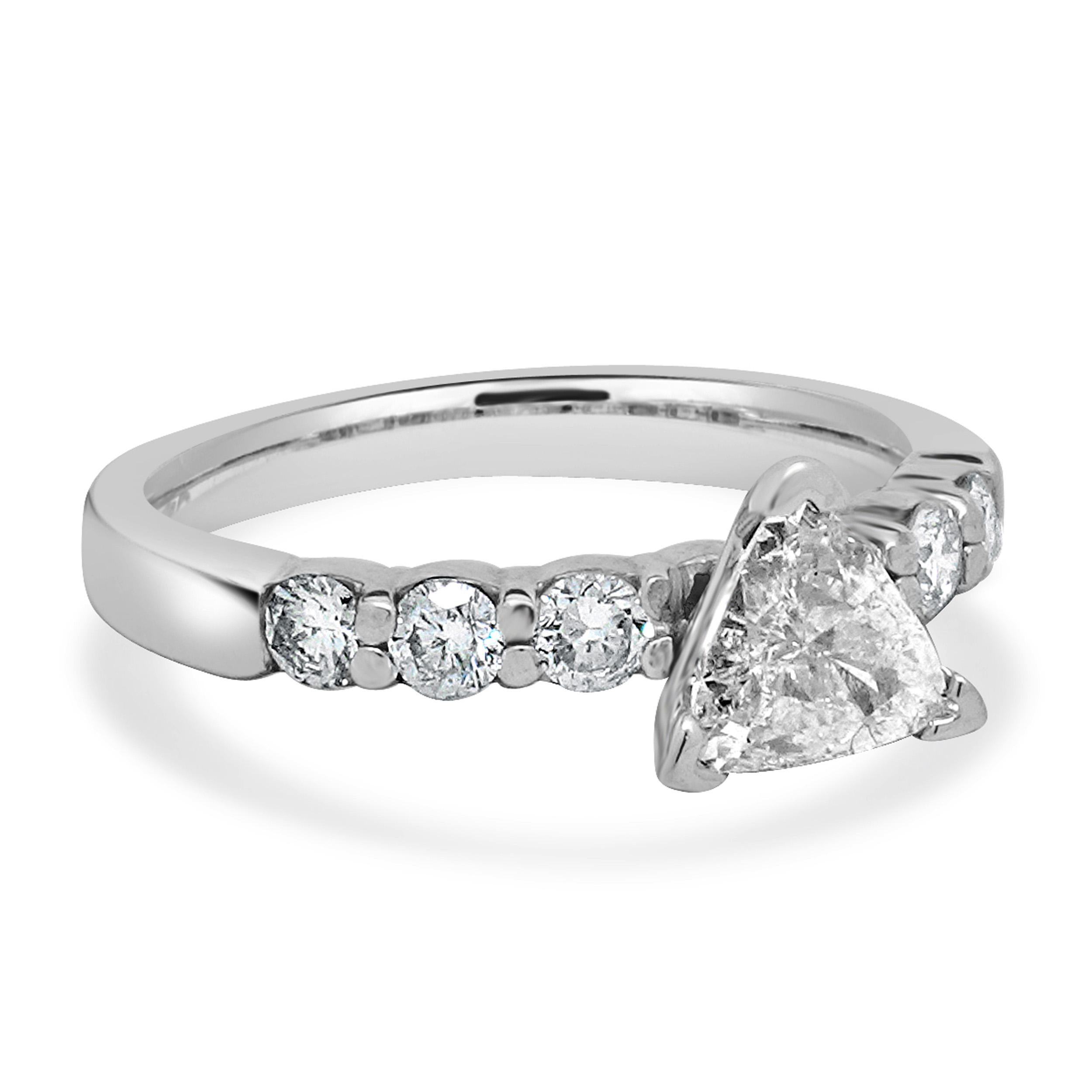 Taglio trillion Anello di fidanzamento in platino con diamante taglio trilione in vendita