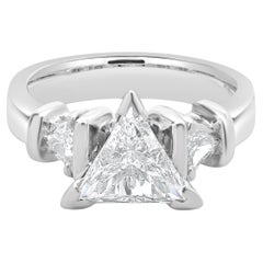 Bague de fiançailles en platine avec diamant taillé en trillion