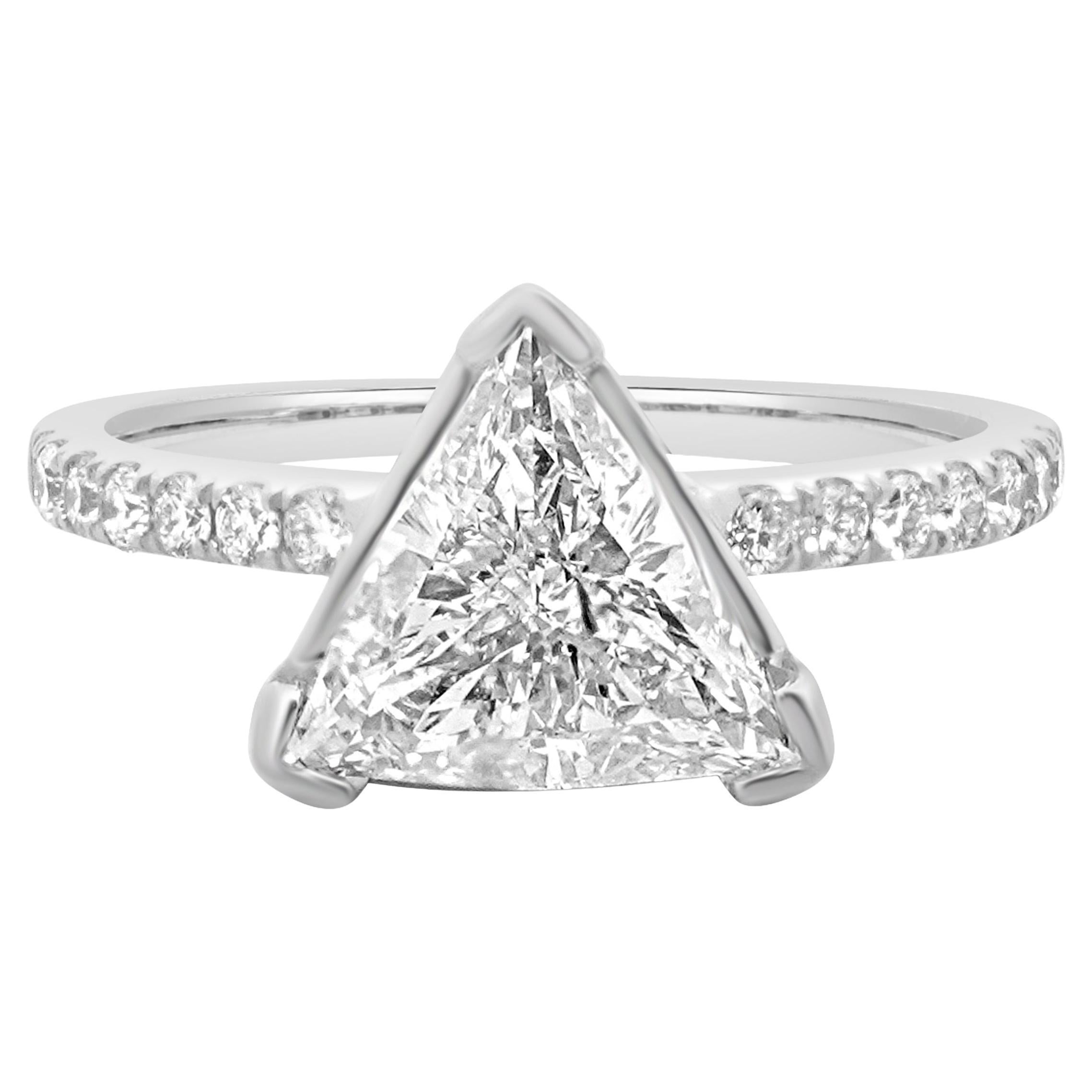 Anello di fidanzamento in platino con diamante taglio trilione