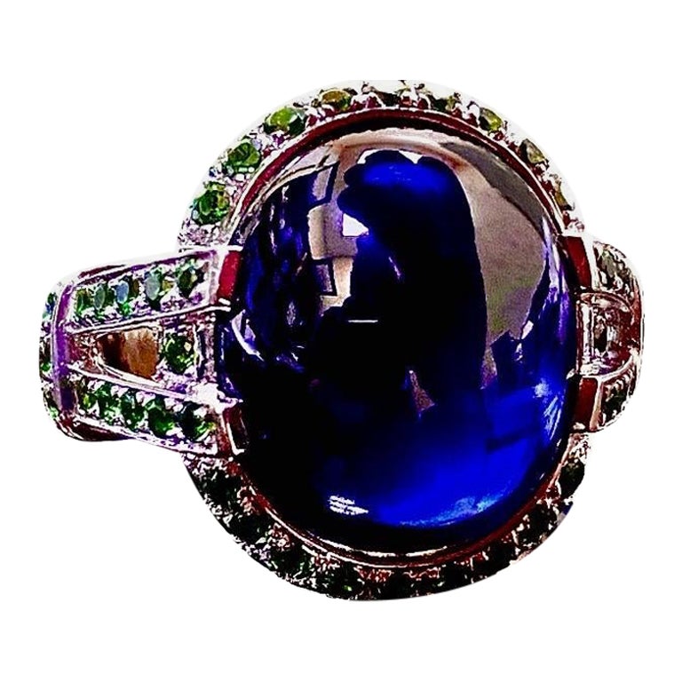 Anillo de compromiso en platino con granate tsavorita y zafiro azul cabujón de 16,16 quilates en venta