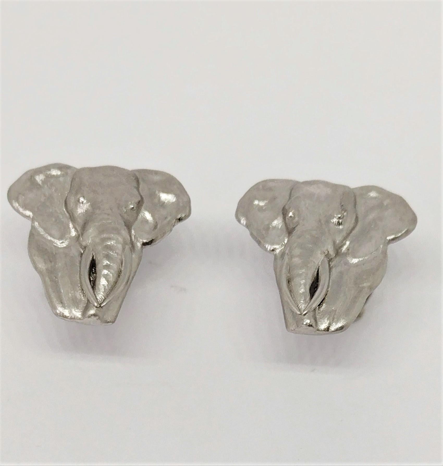 Deux boutons de manchette en platine représentant deux éléphants de bureau en vente 4