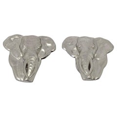 Deux boutons de manchette en platine représentant deux éléphants de bureau