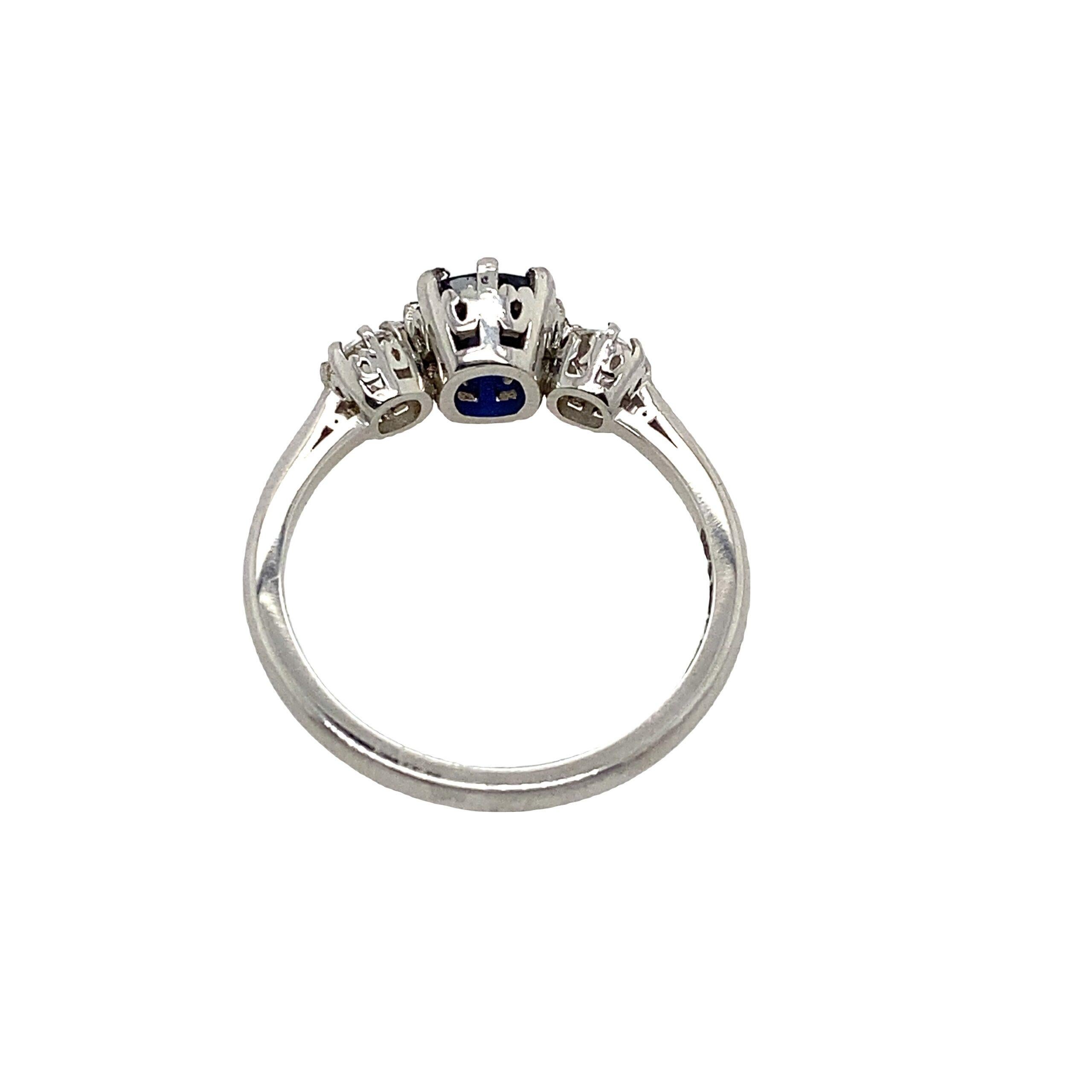 Platinum Very Finest Blue 1.06ct Sapphire 3 Stone Ring with 0.39ct of Diamonds In New Condition For Sale In London, GB