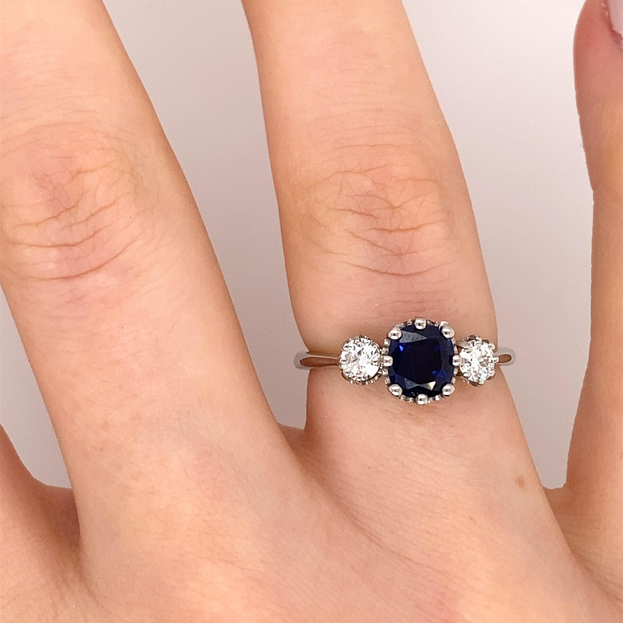 Platin Sehr feinster blauer 1,06 Karat Saphir 3 Stein Ring mit 0,39 Karat Diamanten Damen im Angebot