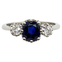 Platin Sehr feinster blauer 1,06 Karat Saphir 3 Stein Ring mit 0,39 Karat Diamanten