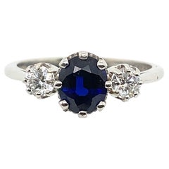 Très belle bague à 3 pierres saphir bleu 1,19 carat et diamants 0,39 carat