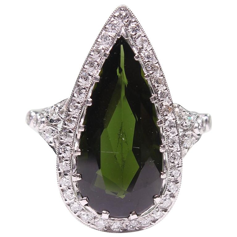 Anello in platino di stile vittoriano con tormalina verde antica e diamanti a raggiera in vendita